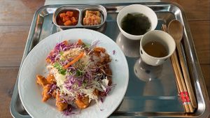 Chicken meal  at Dajeon Cafe in Busan