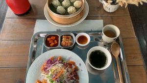 Chicken and dumplings  at Dajeon Cafe in Busan