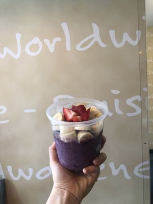 Smoothie bowl with homemade granola at Chicago Raw - Huron St in Chicago