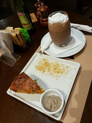 Torta de tomate e frappè de brigadeiro at Stuzzi Come L'Italia - Campo Belo in Sao Paulo