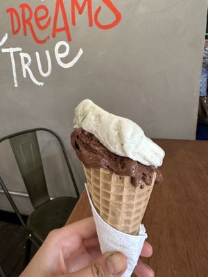 Pistache com mirtilo e Tanzânia (chocolate 70%)  at Stuzzi Come L'Italia - Vila Madalena in Sao Paulo