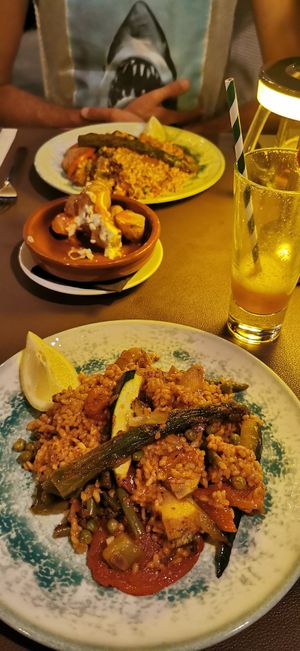 Vegane Paella und Patatas Bravas at Sea Side Restaurant in Illes Balears