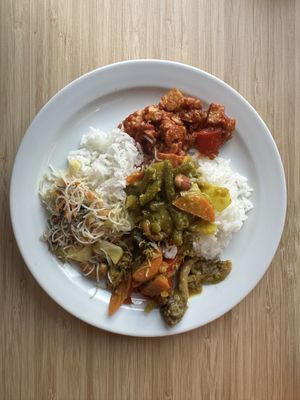 Selbst zusammengestelltes Essen: aus den einzelnen kleinen Bowls  at BioToko in Zutphen