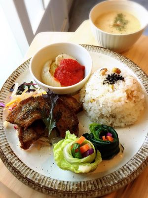 Lunch plate at Furomae Cafe in Tokyo