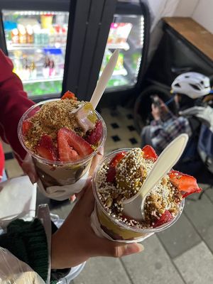 Helado de chocolate con leche dorada y sus respectivos toppings at Super&Deli Minisuper Vegano in Mexico City