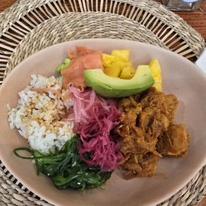 BBQ jackfruit poke bowl at Chakula in Leiria