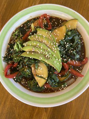 Verduras salteadas en cama de quinoa con salsa de soya at Verde Vegan in Acapulco