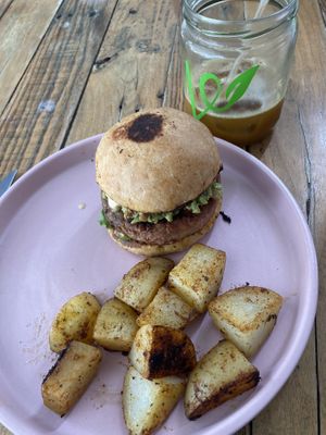 Vegan Beyond Burger // agua de mango  at Verde Vegan in Acapulco