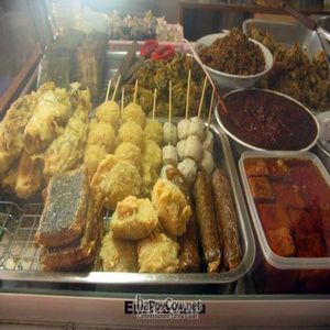 Tasty dishes at Oasis Vegetaurant in Chiang Rai