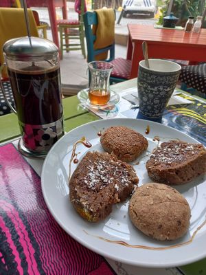 Dulce de zanahoria especiado y galletas con café at Mahatma Cafe in Istanbul