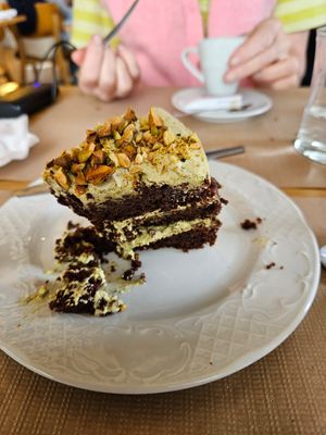 Cacao and pistachio cream at Hibiscus in Braga