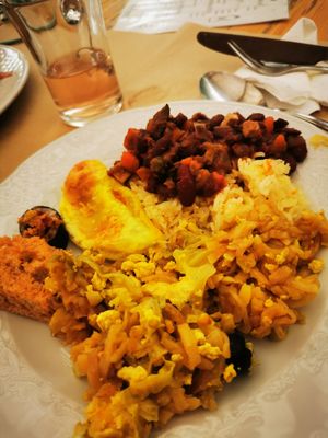 Buffet quente at Hibiscus in Braga