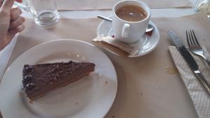 Tarta de chocolate de postre y café con leche de arroz at Hibiscus in Braga