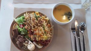 Otro plato y la sopa del buffet at Hibiscus in Braga