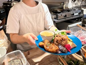 After we reopened, our manager started delivering tasty meals all by herself.
Along with our daily special plate, we also have a kuruma-fu (wheat gluten) cutlet plate and freshly  at Rect Sand Cafe in Tokyo