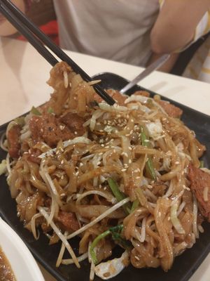 Stir fry noodles at Sin Tak Fook Vegetarian in Kowloon
