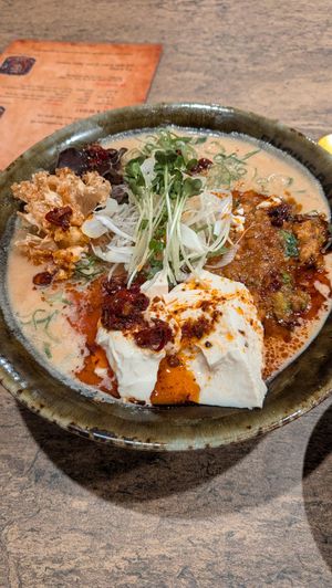 Vegan ramen piccante con macinato di soia at ENGINE SHINJUKU RAMEN in Tokyo