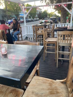 Outside seating at Pie Bar - Phinney in Seattle