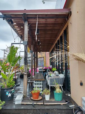 Outdoor seatings at Tami's in Chatan