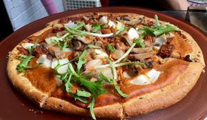 Mushroom, Sundried Tomatio, and Onion Pizza with Smoked Vcheese at Mianto 艾果豐 in Taipei