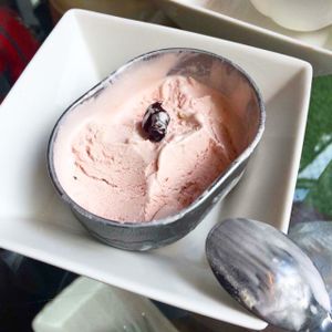 Lovely cranberry ice cream at Mianto 艾果豐 in Taipei