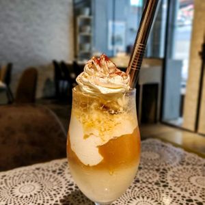 Whipped cream on latte at Mianto 艾果豐 in Taipei