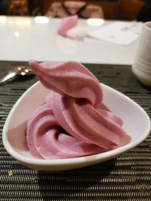 Recommend raspberry yogurt at GuǒRán Huì 果然匯 - fruitfulfood in Taipei