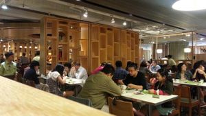 lunch crowd at GuǒRán Huì 果然匯 - fruitfulfood in Taipei