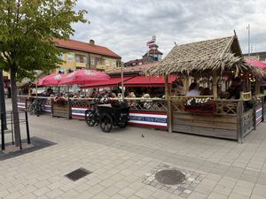 Outdoor seating from the outside   at Wanpens Thai Food in Leksand