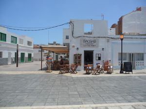 baobab juice bar casa vegetariana
'chi salva una vita salva il mondo intero'
specialità biologiche, vegane, naturali.
piatti 'sani e vivi'.
frullati energetici, pasticceria dolce e salata, cous cous integrale, polpette di seitan, centrifugati. at Baobab in Fuerteventura