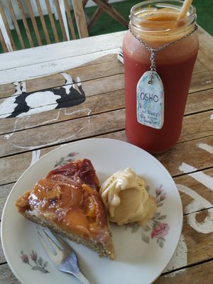 Vegan cake with vegan icecream and the Osho juice at Baobab in Fuerteventura