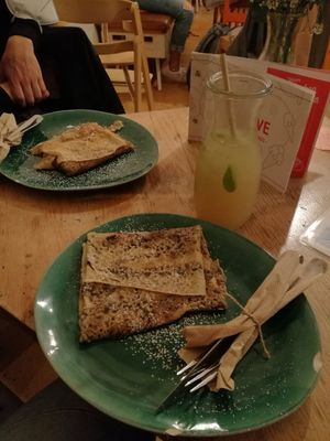 Vegan cinnamon+sugar and chocolate hazelnut spread at I Am Love in Bochum