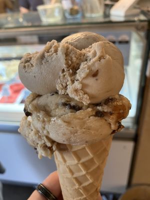 veganes snickers und haselnuss eis in veganer Waffel, super lecker!  at I Am Love in Bochum