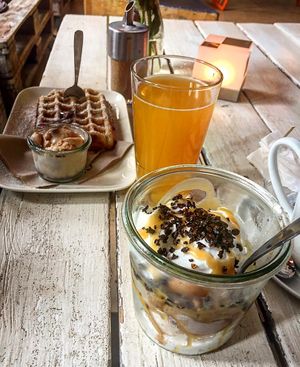 Waffel und Coffee To Snow Eisbecher  at I Am Love in Bochum