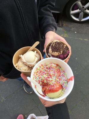 Fake spaghetti bowl with pistachio and hazelnut, date, salted caramel and macadamia chocolate and salted caramel, heidirette and unicorn with chocolate flakes at I Am Love in Bochum