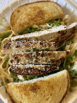 Fettuccine Alfredo with ‘chicken’ & garlic bread at The Wayward Vegan in Seattle
