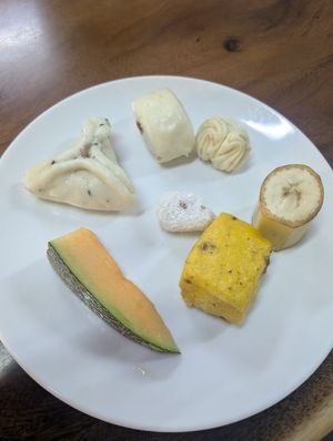 Steams buns and fruit at Rushixin Botany Lidesu Life (Yinhe SOHO Branch) in Beijing
