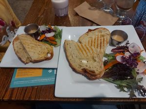 Menu enfant vs régulier at Happy Cat Cafe - Chat l'heureux in Montreal