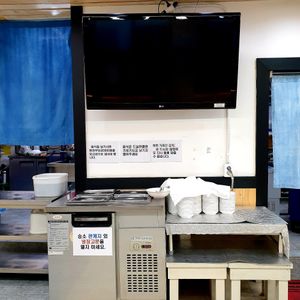 kimchi is here at Jogyesa Kitchen - 조계사 승소 in Seoul