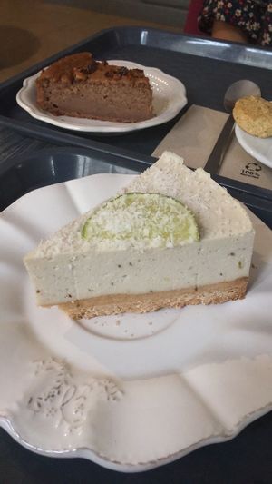 Cheesecake citron coco et moelleux à la châtaigne  at Theias in Avignon