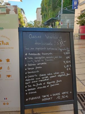 Situated on an ttractive pedestrian street at Theias in Avignon