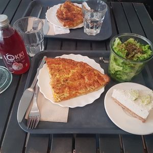 Tarte carottes, salade verte et cheesecake citron at Theias in Avignon