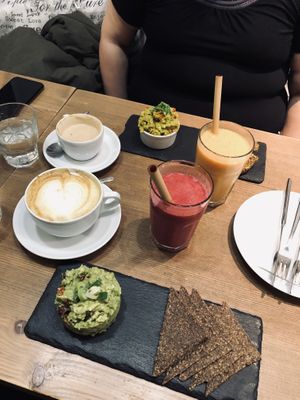 Avocado Tartar, Avocado ‚scrumbled eggs‘, smoothies and pumpkin spice latte 👌🏻 at MyRaw Cafe in Prague