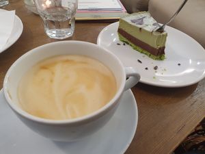 Latte Maciatto und Mint- Schoko- Torte at MyRaw Cafe in Prague