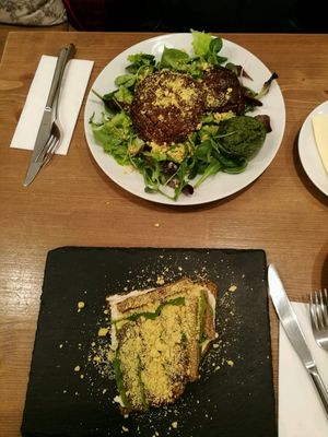 4 fromagi pizza and portobello steak at MyRaw Cafe in Prague