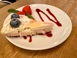 „Strawberry Milkshake“ at MyRaw Cafe in Prague