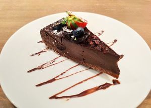 Tarta crudivegana de chocolate / Raw chocolate cake at MyRaw Cafe in Prague