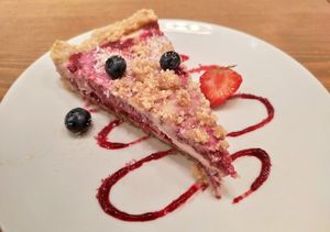 Tarta crudivegana con fruta / Raw vegan cake at MyRaw Cafe in Prague