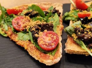 Pizza crudivegana / Raw vegan pizza at MyRaw Cafe in Prague