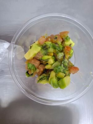 Cada plata viene con una pequeña guarnición gratis.  at Lorettas Cuisine in Panama City